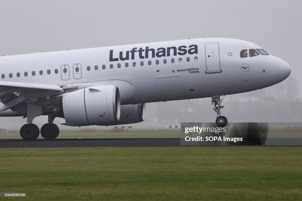 Lufthansa Airbus A320-271N or Airbus A320neo with...