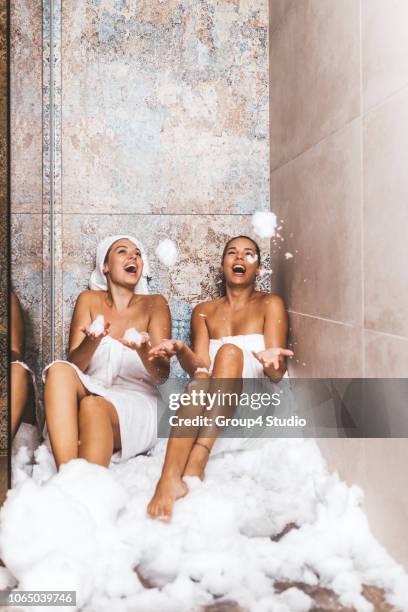 sauna ruimte - hyatt hotels corp hotel ahead of earnings figures stockfoto's en -beelden