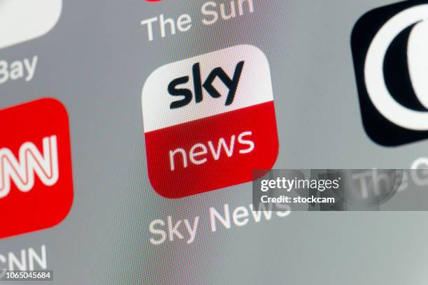 sky news, the guardian, cnn e altre app per cellulari sullo schermo dell'iphone - sky news foto e immagini stock