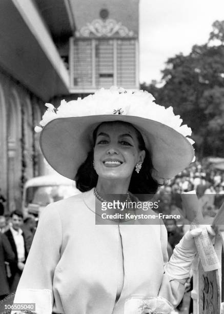 The Actress Wearing A Cartier Hat At The Racetrack Of Chantilly.