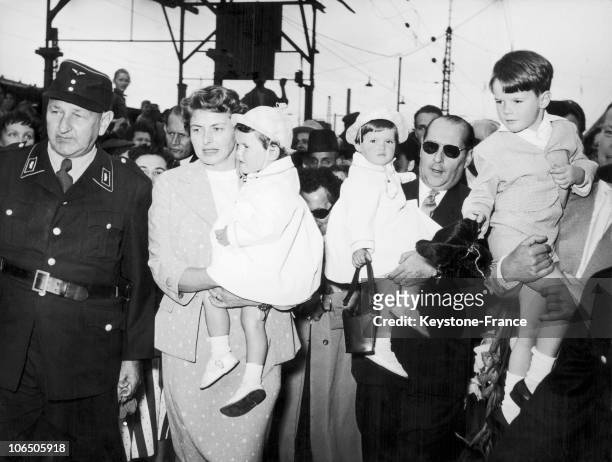 The Couple With The Twins Isabella And Isotta And Their Son Ingmar Rossellini At Munich Station To Promote The Movie Jeanne Au Bucher.