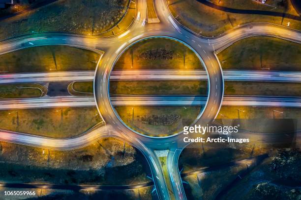 aerial - traffic circle and connecting roads at twilight. - punto de vista de dron fotografías e imágenes de stock