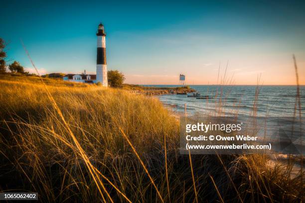 lighthouse and shoreline - midwest usa stock pictures, royalty-free photos & images
