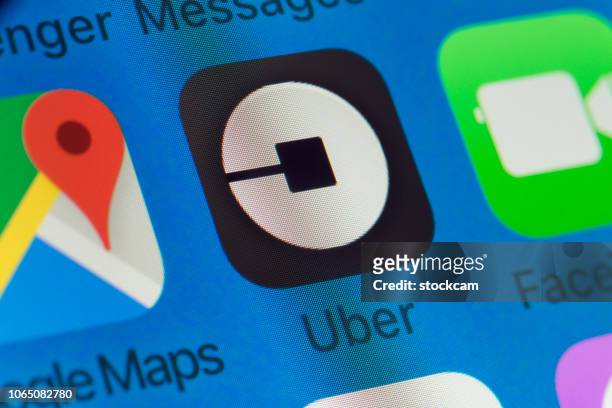 uber, facetime, google maps en andere mobiele telefoon apps op iphonescherm - uber merknaam stockfoto's en -beelden