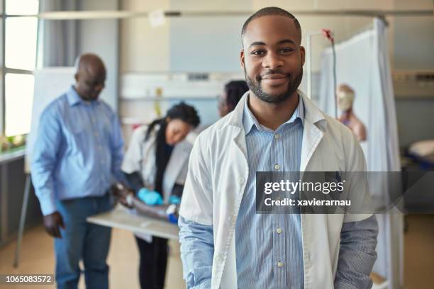 seguro de estudiante de medicina hombre en clase de formación - male professor with students fotografías e imágenes de stock