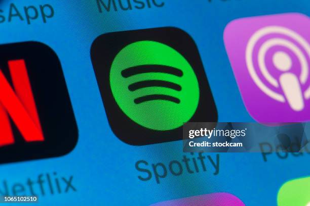 在 iphone 螢幕上使用 spotify、播客、netflix 和其他手機應用程式 - spotify 個照片及圖片檔