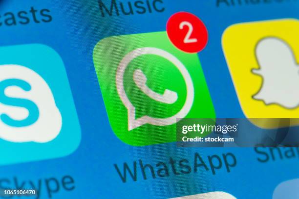 whatsapp, snapchat, skype en andere mobiele telefoon apps op iphonescherm - whatsapp stockfoto's en -beelden