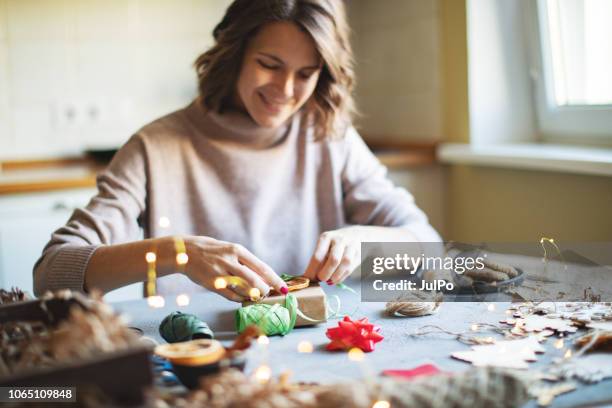 envoltura de regalos - envuelto fotografías e imágenes de stock