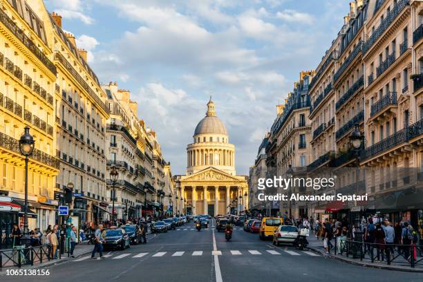 pantheon and street in latin quarter, paris, france - panthéon photos et images de collection