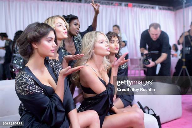 Angels pose backstage during 2018 Victoria's Secret Fashion Show in New York at Pier 94 on November 08, 2018 in New York City.