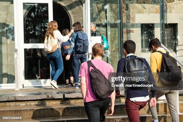 gruppo multietnico di studenti di fronte all'ingresso della college university. - entrare foto e immagini stock