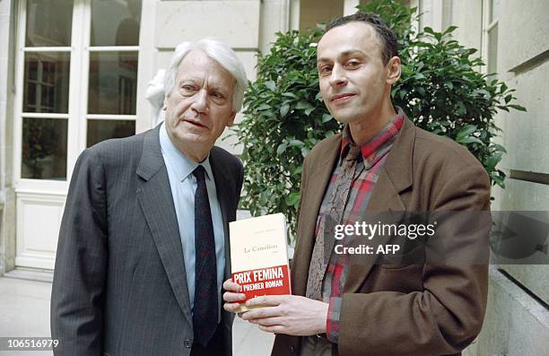 Jorge Semprun , écrivain espagnol, lauréat du prix Fémina Vacaresco pour son essai "L'Ecriture et la Vie", pose en compagnie de l'écrivain français...