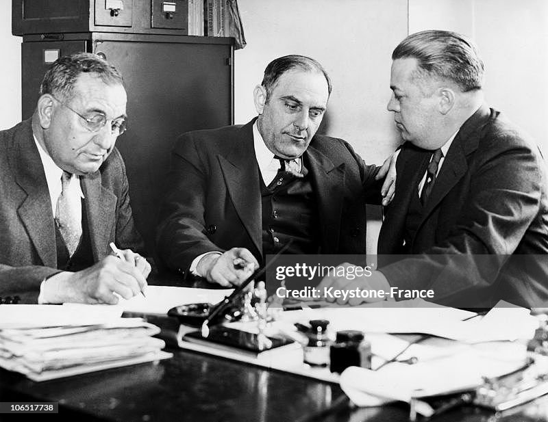 New York, Policemen Robert Godby And Peter Rubano Questioning Victor Lustig, In May 1935. 