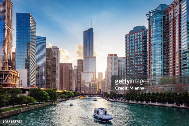 chicago river cityscape bij zonsondergang - illinois stockfoto's en -beelden