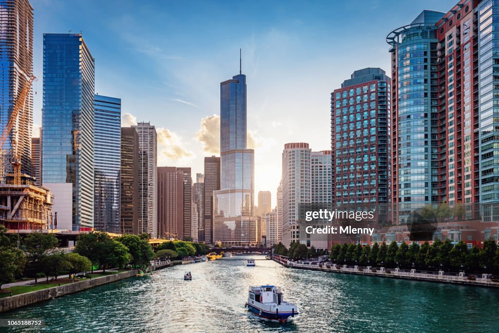 Cityscape Chicago River ao pôr do sol