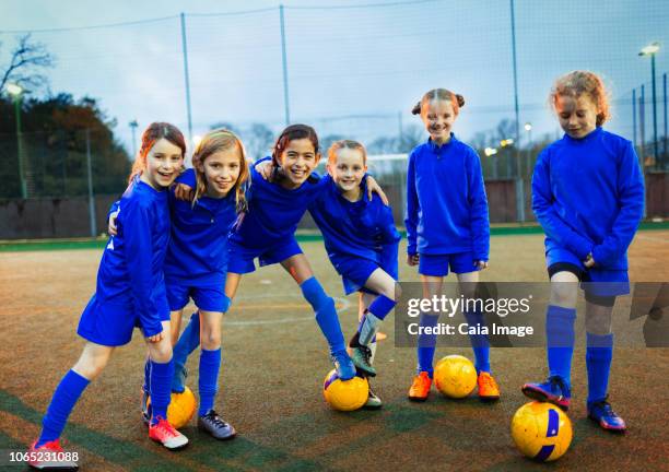 portrait confident girls soccer team - girl power expressão inglesa imagens e fotografias de stock