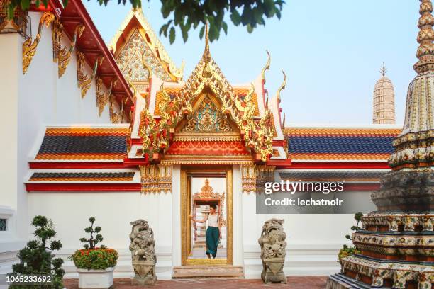 junge touristen frau im berühmten bangkok wat pho-tempel - bangkok stock-fotos und bilder