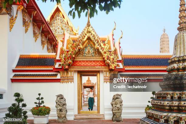 mulher jovem turista no famoso templo de bangkok wat pho - wat pho - fotografias e filmes do acervo