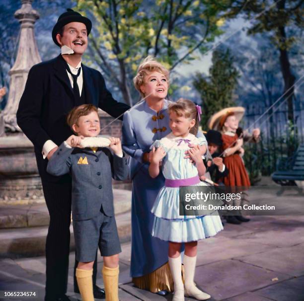 Actress Davd Tomlinson, Glynis Johns, Matthew Garber, Karen Dotrice in a scene from the movie "Mary Poppins"