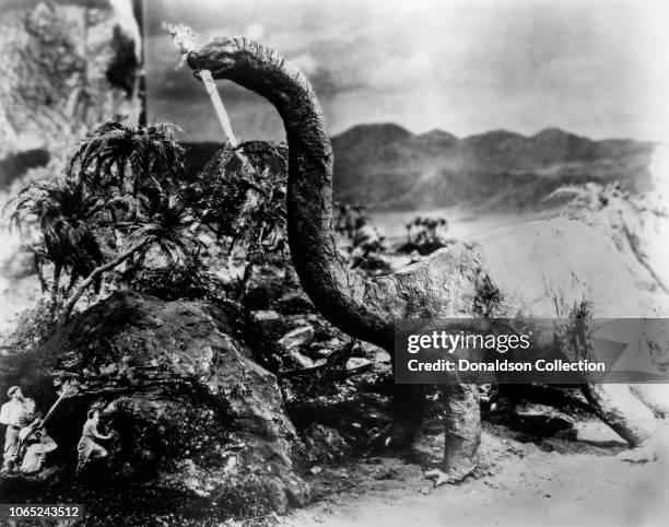 Actress Wallace Beery, Bessie Love, Wallace Beery, Arthur Hoyt and Lewis Stone in a scene from the movie "The Lost World"