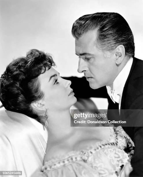 Actress Jean Simmons and Stewart Granger in a scene from the movie "Footsteps in the Fog"