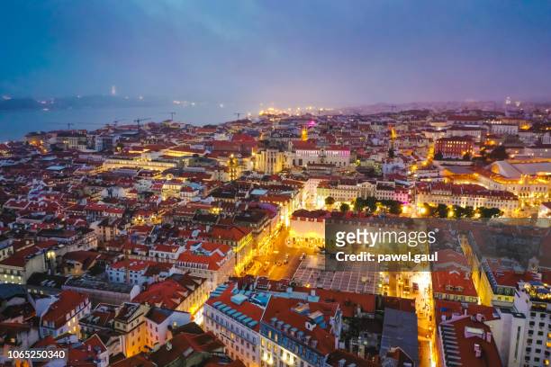 luftaufnahme von lissabon portugal in der nacht - praca de figueria stock-fotos und bilder