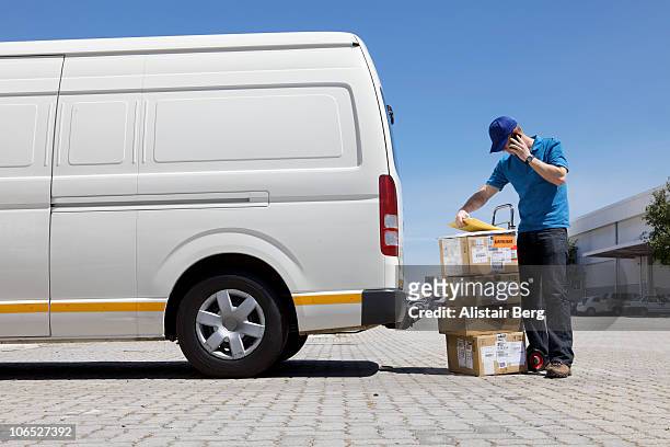 delivery man on phone - delivery driver stockfoto's en -beelden