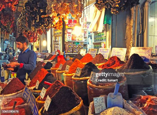 gewürzbasar in eyyubiye, sanliurfa, türkei - chilli powder stock-fotos und bilder