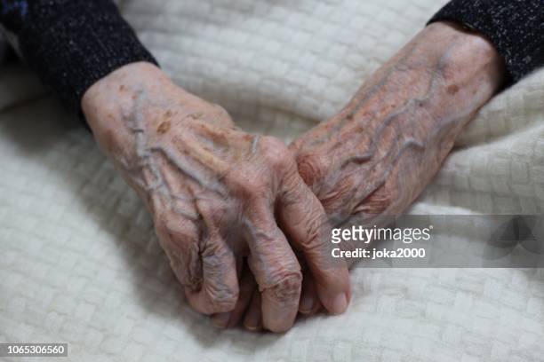 102 jaar oude vrouw handen - 101 stockfoto's en -beelden