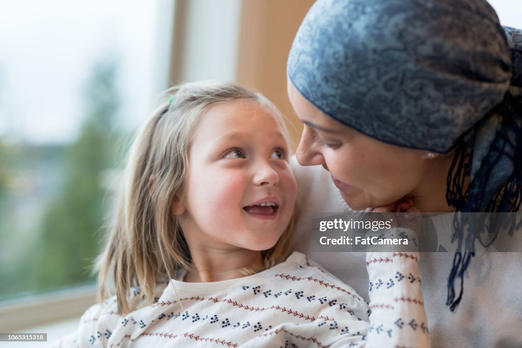 Joven mamá étnicos con cáncer tiene su hija