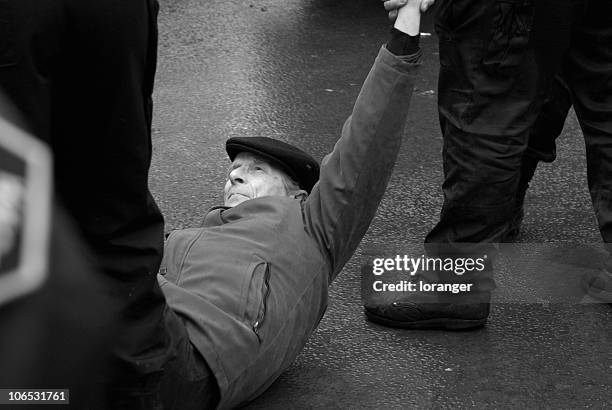 violent protest - police in riot gear stock pictures, royalty-free photos & images