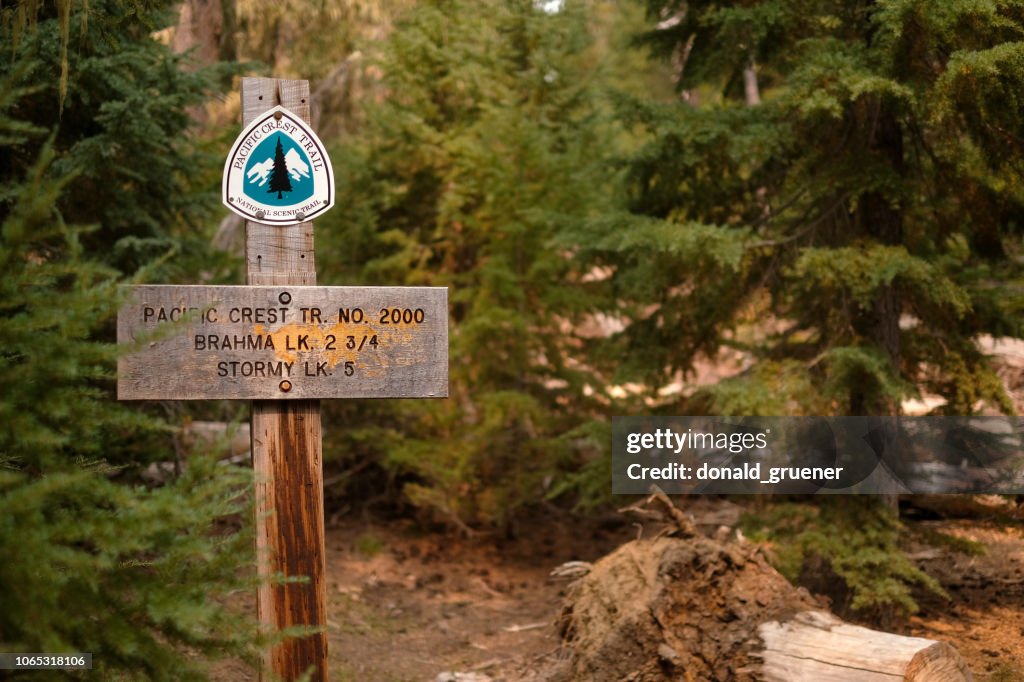 Pacific Crest Trail Zeichen in Oregon Cascades Wildnis