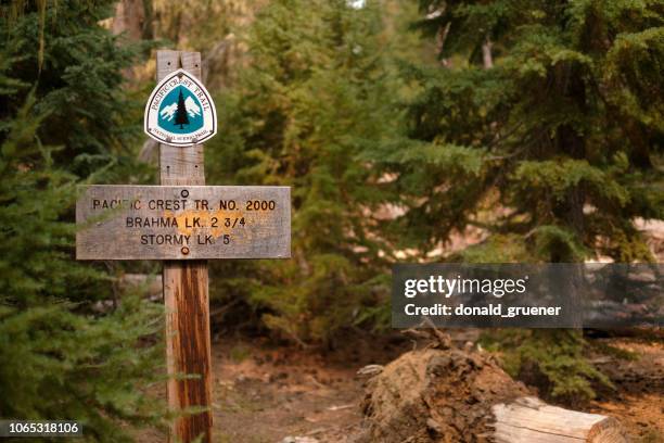 signe de la pacific crest trail en oregon cascades sauvages - pacific crest trail photos et images de collection