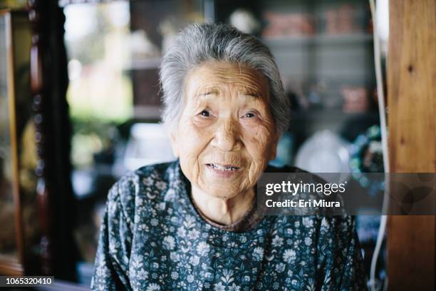 grandmother at home - japanese old woman stockfoto's en -beelden