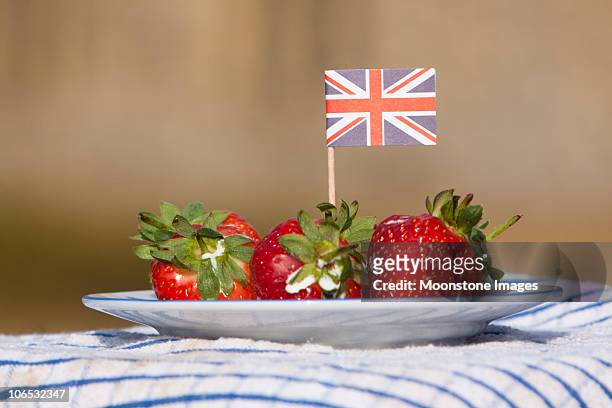 union jack and strawberries - strawberries and cream stockfoto's en -beelden