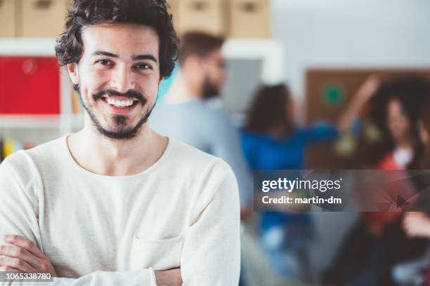 retrato de hombre sonriente en la oficina - empresa de carácter social fotografías e imágenes de stock