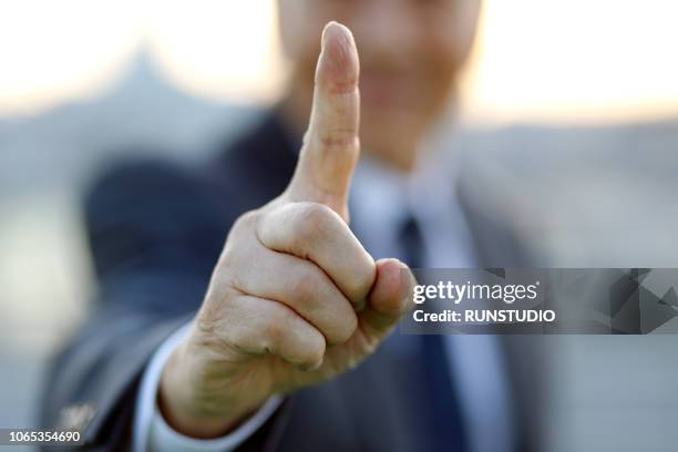 businessman gesturing number one - nummer één met vinger stockfoto's en -beelden