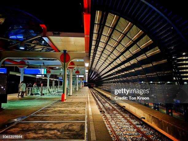 empty platform architecture - metro platform stockfoto's en -beelden