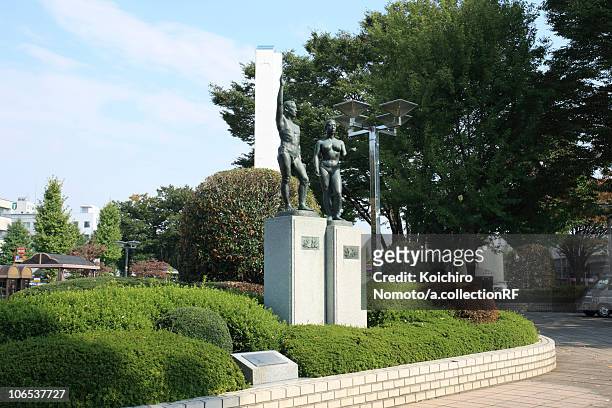 bronze statue outside jr maebashi station north entrance - maebashi city - fotografias e filmes do acervo