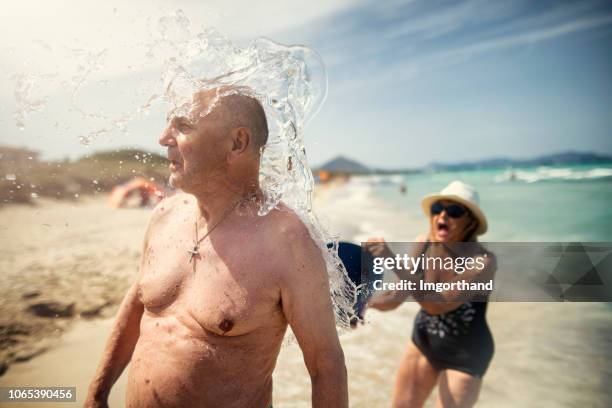 couple de personnes âgées s’amuser sur la plage - couple de vieux drole photos et images de collection