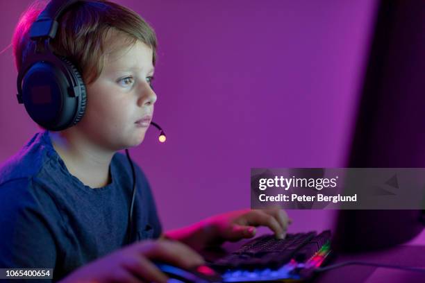 Tweens Gaming Photos and Premium High Res Pictures - Getty Images