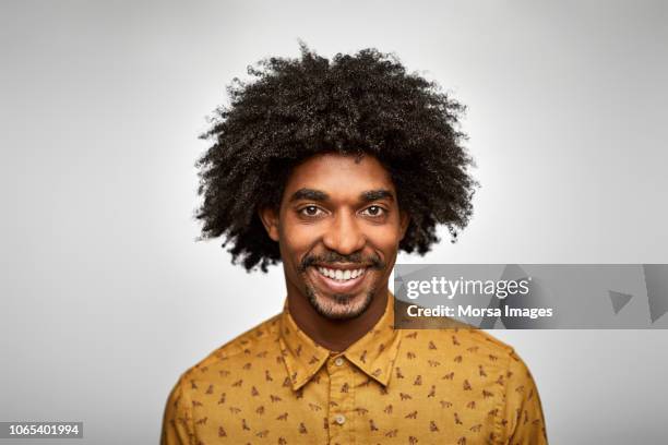 businessman smiling against white background - coiffure afro 個照片及圖片檔