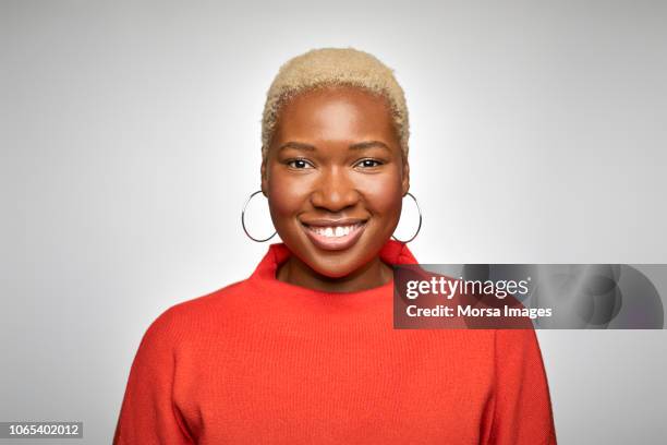 portrait of smiling young businesswoman - african american businesswoman isolated stockfoto's en -beelden