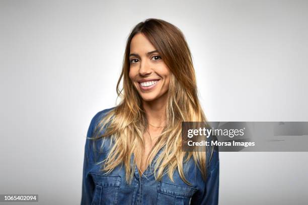 beautiful young businesswoman smiling - young woman portrait fotografías e imágenes de stock