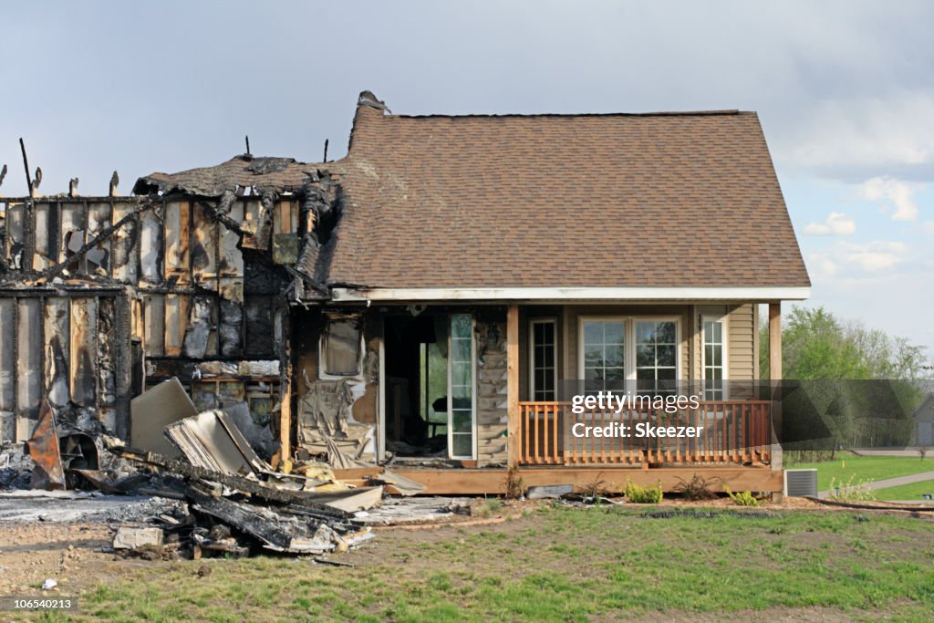 Vista de frente del Fuego está dañado hogar