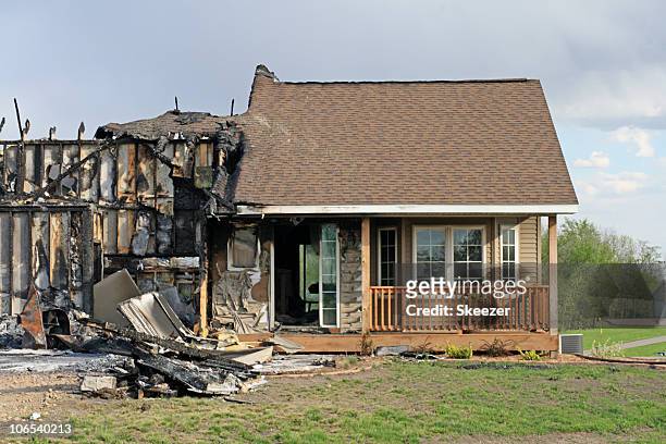 vista de frente del fuego está dañado hogar - building damage fotografías e imágenes de stock