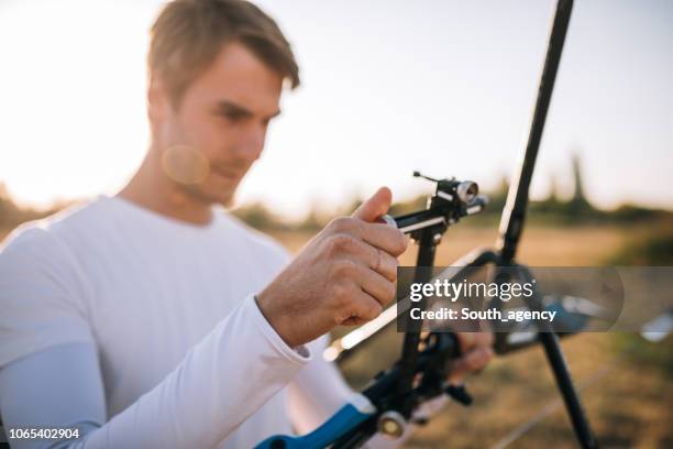 ajuste arco de archer - bow and arrow fotografías e imágenes de stock