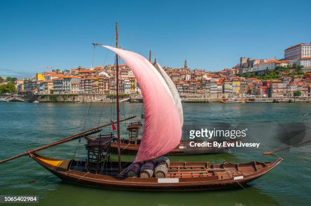 rabelo boats - porto portugal stockfoto's en -beelden