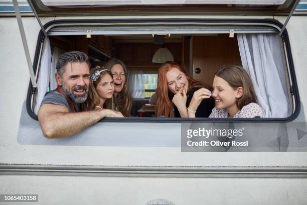 happy family in a caravan - family caravan stockfoto's en -beelden