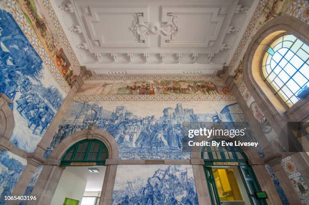 são bento railway station tiles & ceiling - distrito do porto portugal imagens e fotografias de stock